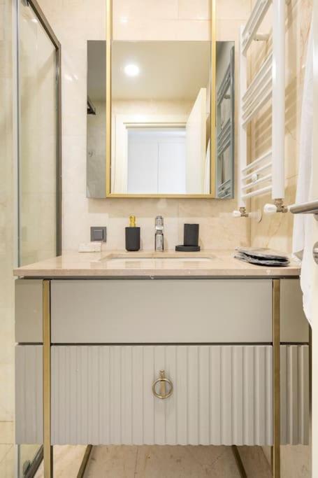 Apartment Upscale With Top-notch Amenities *
